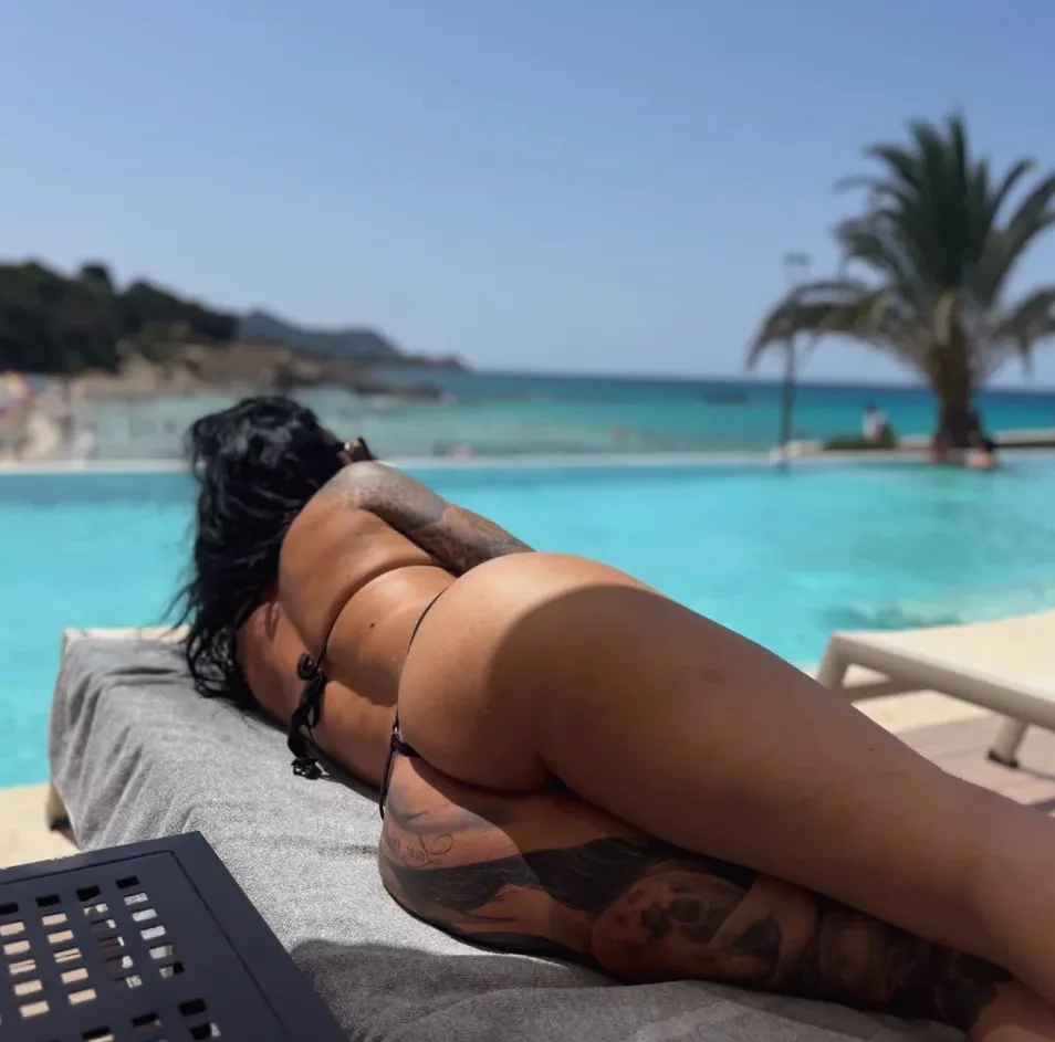Mia, 28