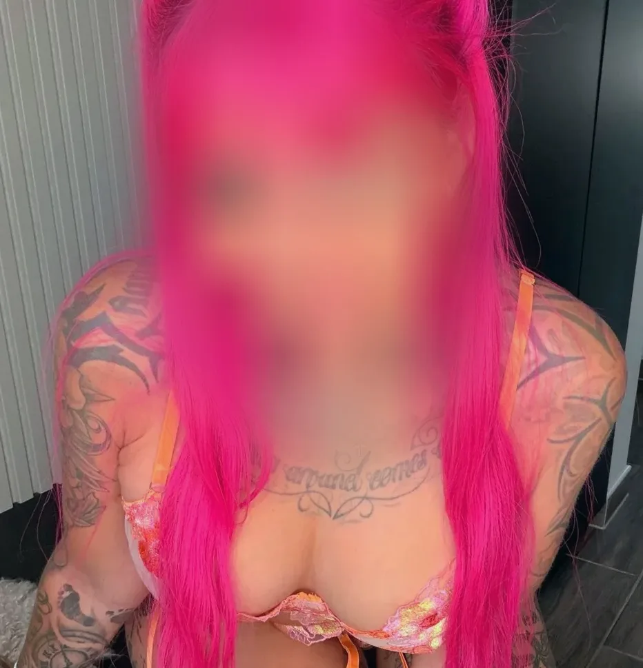 Sandra, 28